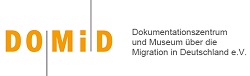  Das Foto zeigt das Logo des Dokumentationszentrum und Museum über die Migration in Deutschland.