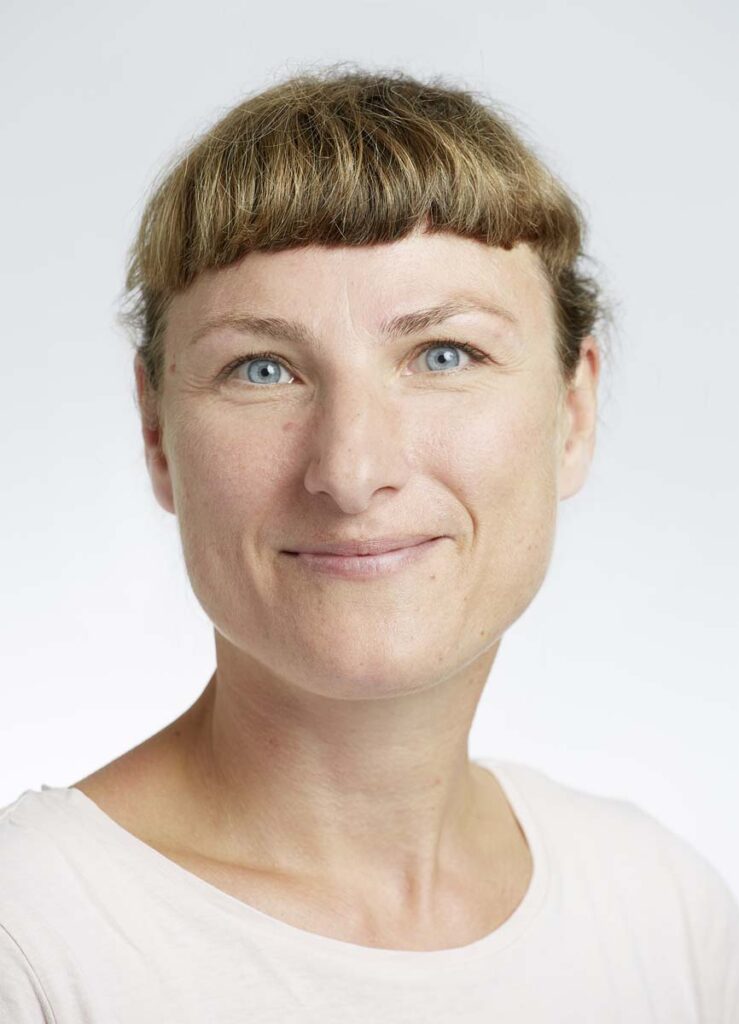 Das Bild zeigt Nadine Thiel, die stellvertretende Vorsitzende des Notfallverbundes Kölner Archive und Bibliotheken