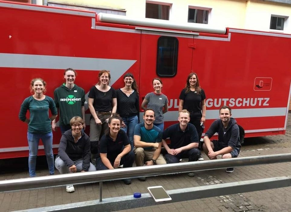 Das Foto zeigt ein Einsatzteam der Erstversorgung