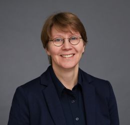 Das Bild zeigt Dr. Christiane Hoffrath, die Vorsitzende der Notfallverbundes Kölner Archive und Bibliotheken